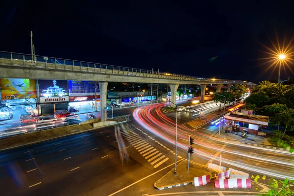 泰国曼谷 2020年8月2日 林荫道前侧灯光模糊的高光购物中心 — 图库照片