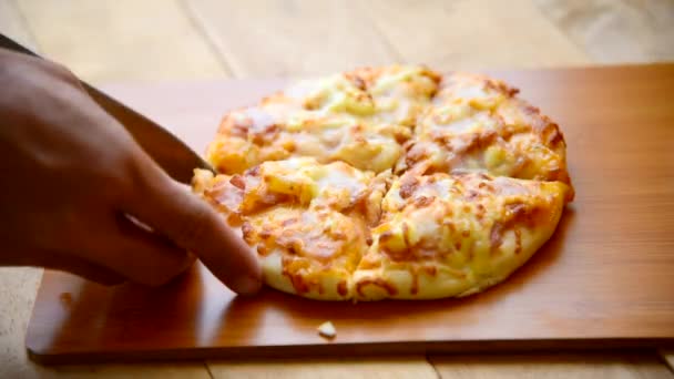 Die Hausgemachte Pizza Vom Holzteller Nehmen — Stockvideo
