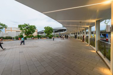 Bangkok, Tayland - 2 Ağustos 2020: Bangkae alışveriş merkezinin ön tarafında yürümek
