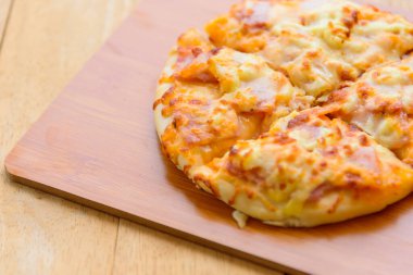 Hawaii usulü pizza. Tahta tabaktan yapılmış.