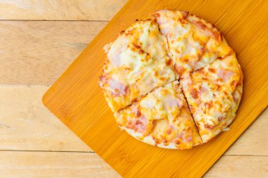 Hawaii usulü pizza. Tahta tabaktan yapılmış.