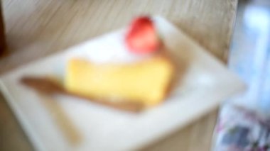 Masadaki çilekli cheesecake 'e hafifçe odaklan