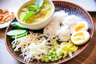 Yeşil körili pirinç eriştesi.