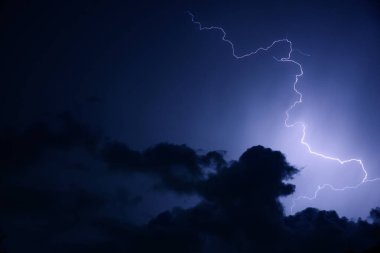 Yağmurdan önce gök gürültülü kara bulut fırtınası