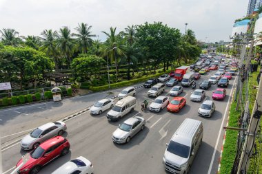 Bangkok, Tayland - 2 Eylül 2020: alışveriş merkezinin önünde çok trafik var