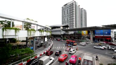 Bangkok, Tayland - 2 Eylül 2020: alışveriş merkezinin önünde çok trafik var