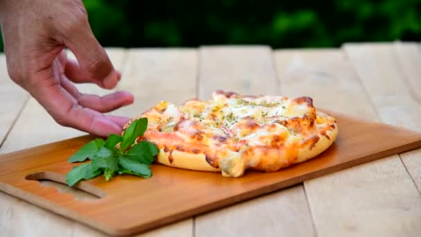 Prenez Pizza Hawaiian Home Faite Sur Plaque Bois — Video