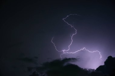 Yağmurdan önce gök gürültülü kara bulut fırtınası