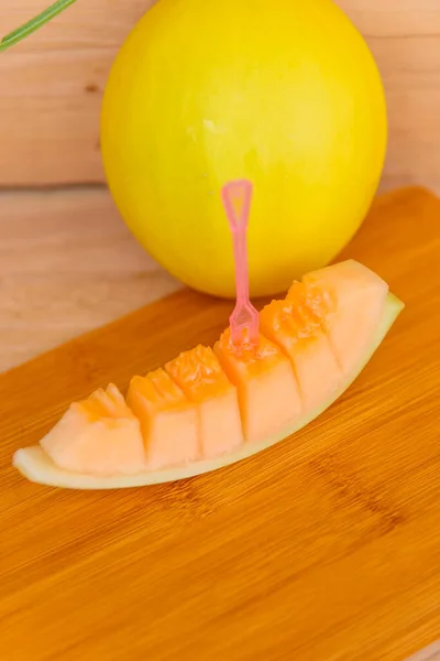 Melón Dorado Fresco Con Plato Madera —  Fotos de Stock