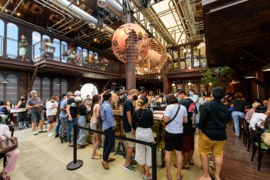 Bangkok, Tayland - 16 Eylül 2020 NANA Hunter Kahve Kızartma Makineleri 'nin içinde bir sürü müşteriyle 