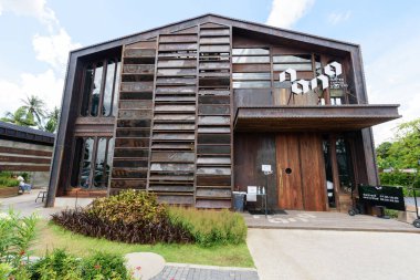 Bangkok, Tayland - 16 Eylül 2020: NANA Hunter Kahve Kızartma Makineleri 'nin mimarisi 