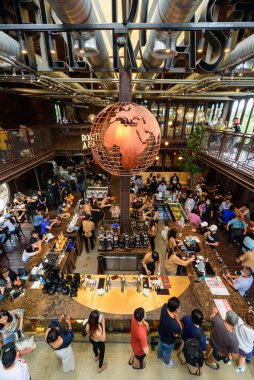 Tahta tabakta taze altın kavun