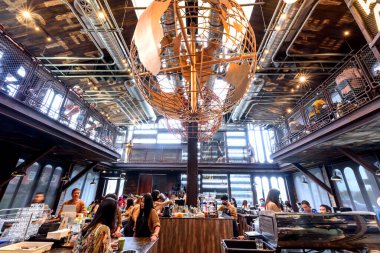 Tahta tabakta taze altın kavun