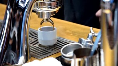 Kahve makinesine yakın kahve kafeteryasındaki tezgahta.