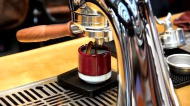 Kahve makinesine yakın kahve kafeteryasındaki tezgahta.