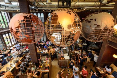 Bangkok, Tayland - 16 Eylül 2020 NANA Hunter Kahve Kızartma Makineleri 'nin içinde bir sürü müşteriyle 