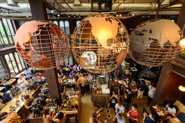 Bangkok, Tayland - 16 Eylül 2020 NANA Hunter Kahve Kızartma Makineleri 'nin içinde bir sürü müşteriyle 