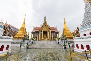 Bangkok, Tayland - 16 Eylül 2020: Wat Phra Kaew manzarası veya Zümrüt Buda Tapınağı 