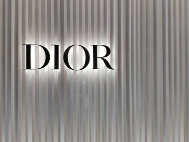 Bangkok, Tayland - 2 Eylül 2020: Tayland 'daki Paragon alışveriş merkezinde DIOR etiketi