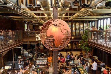 Bangkok, Tayland - 16 Eylül 2020 NANA Hunter Kahve Kızartma Makineleri 'nin içinde bir sürü müşteriyle 