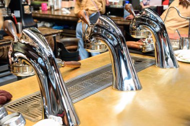 Kahve makinesine yakın kahve kafeteryasındaki tezgahta.