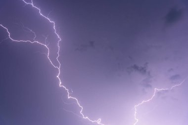 Yağmur zamanında gök gürültülü fırtınalar
