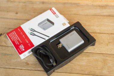 Nakhonpathom, Tayland - 30 Ağustos 2025: Tranyoo Adapter Charger 120W akıllı telefon  
