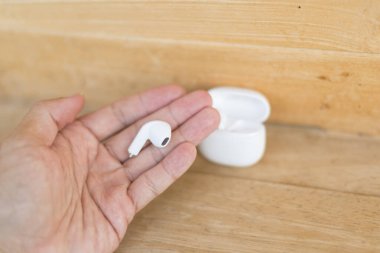 eldeki akıllı telefon için kablosuz kulaklıklar