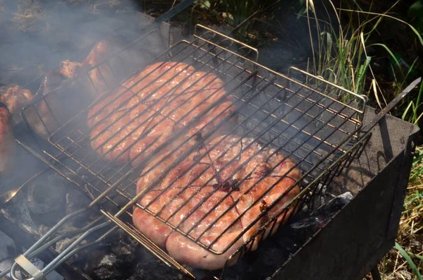 Ateşte sosis tüttür..