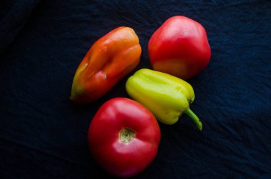 Tahta bir masada sebzeler