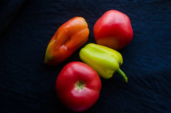 Tahta bir masada sebzeler