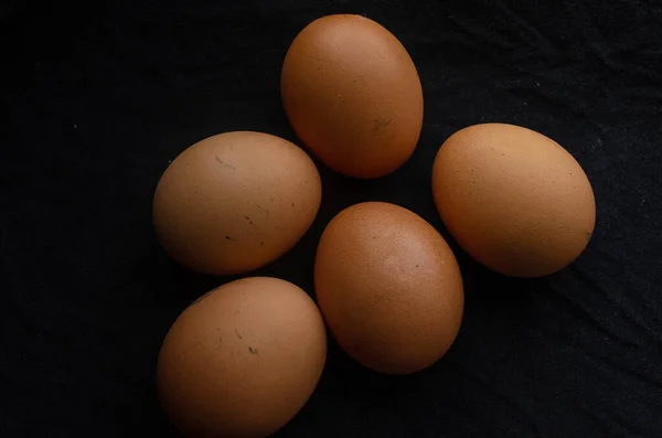 Tahta masadaki yumurtalar.