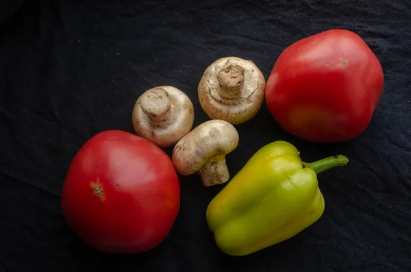 Tahta bir masada sebzeler
