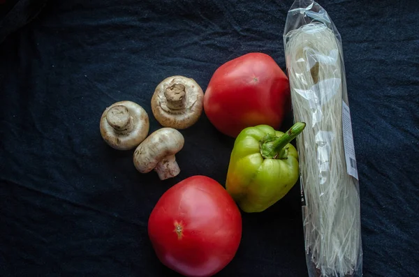 Tahta bir masada sebzeler