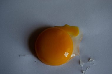 Yumurtalar. Kırık kabuk. Beyaz arka planda yumurta sarısı. Yemek, beslenme, tarif.