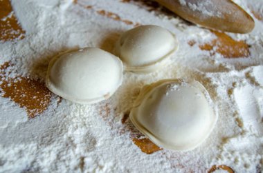 Evde mantı yapıyorum. Un masanın üstünde. Yiyecek.