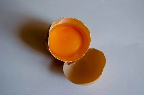 Yumurtalar. Kırık kabuk. Beyaz arka planda yumurta sarısı. Yemek, beslenme, tarif.