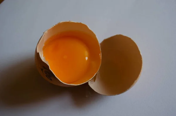 Yumurtalar. Kırık kabuk. Beyaz arka planda yumurta sarısı. Yemek, beslenme, tarif.