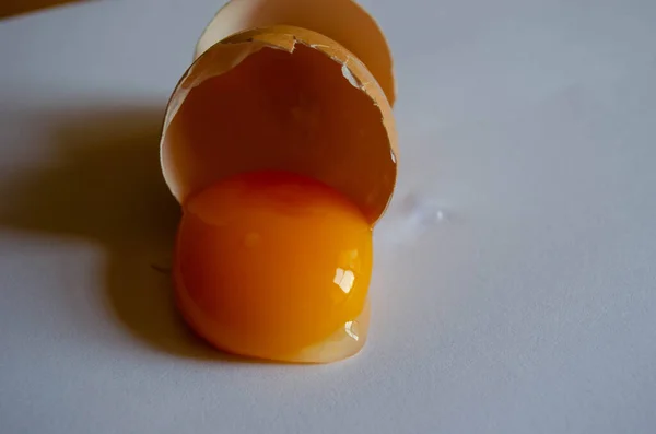 Yumurtalar. Kırık kabuk. Beyaz arka planda yumurta sarısı. Yemek, beslenme, tarif.