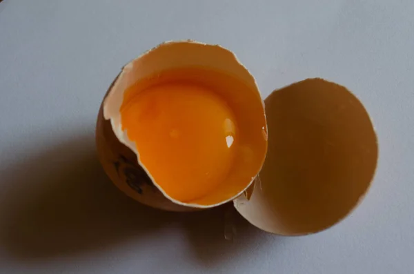 Yumurtalar. Kırık kabuk. Beyaz arka planda yumurta sarısı. Yemek, beslenme, tarif.