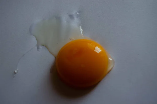 Yumurtalar. Kırık kabuk. Beyaz arka planda yumurta sarısı. Yemek, beslenme, tarif.