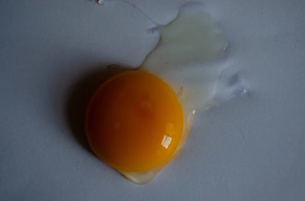 Yumurtalar. Kırık kabuk. Beyaz arka planda yumurta sarısı. Yemek, beslenme, tarif.