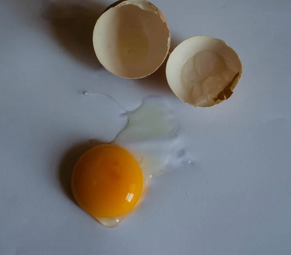 Yumurtalar. Kırık kabuk. Beyaz arka planda yumurta sarısı. Yemek, beslenme, tarif.