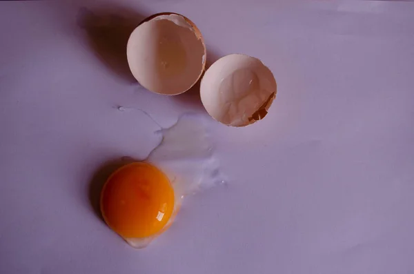 Yumurtalar. Kırık kabuk. Beyaz arka planda yumurta sarısı. Yemek, beslenme, tarif.
