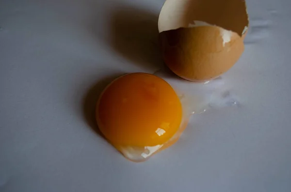 Yumurtalar. Kırık kabuk. Beyaz arka planda yumurta sarısı. Yemek, beslenme, tarif.