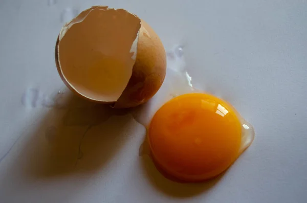 Yumurtalar. Kırık kabuk. Beyaz arka planda yumurta sarısı. Yemek, beslenme, tarif.