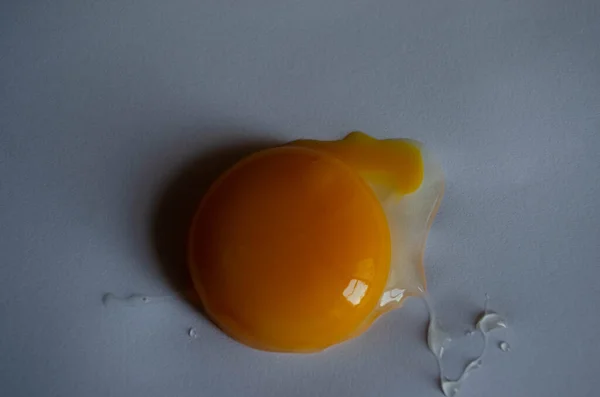 Yumurtalar. Kırık kabuk. Beyaz arka planda yumurta sarısı. Yemek, beslenme, tarif.