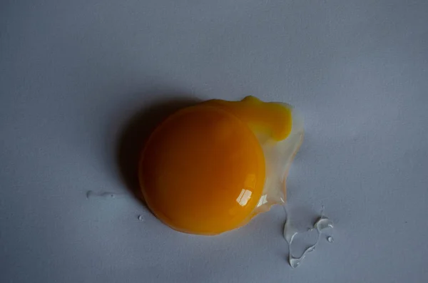 Yumurtalar. Kırık kabuk. Beyaz arka planda yumurta sarısı. Yemek, beslenme, tarif.