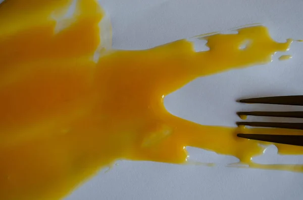 Yumurtalar. Kırık kabuk. Beyaz arka planda yumurta sarısı. Yemek, beslenme, tarif.