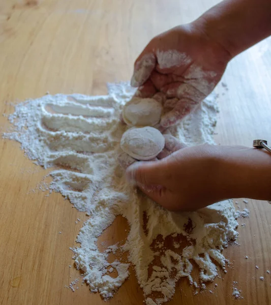 Evde mantı yapıyorum. Un masanın üstünde. Yiyecek.